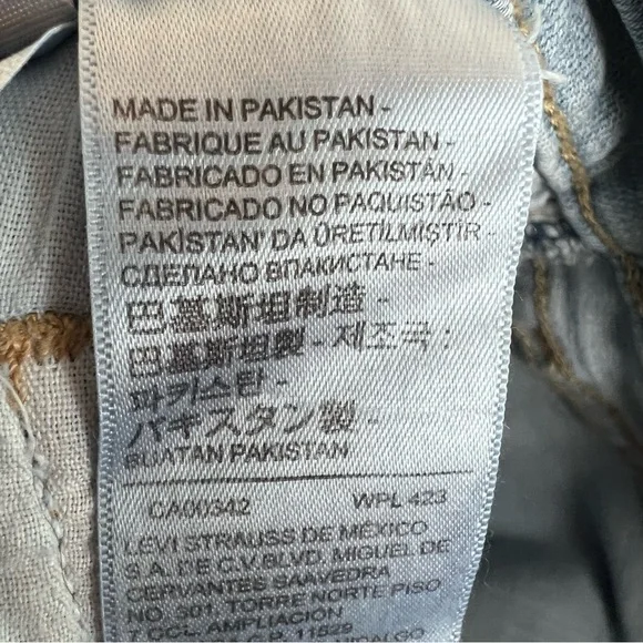 NWT Levi’s Classic Straight Fit Women’s Jeans Light Wash Size 27x30 (4) - Picture 9 of 13